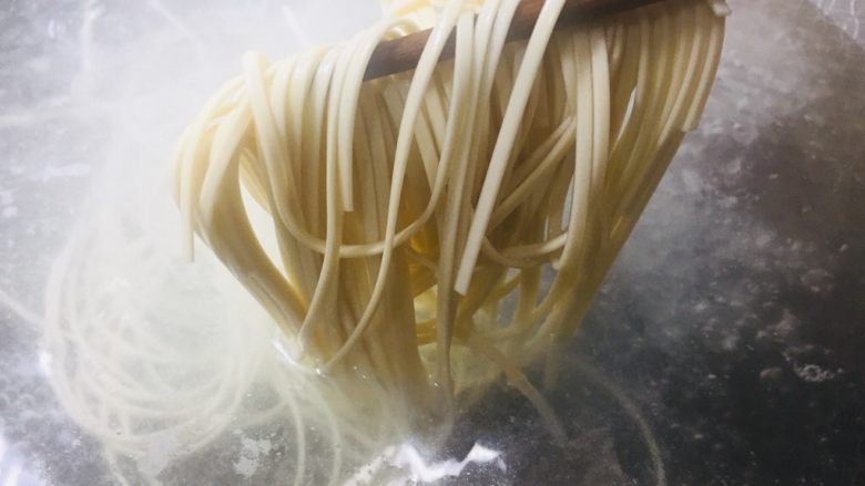 #一碗面条#红油椒香拌挂面,你以为这样就熟了?不不不,这才刚下去一分钟,至少咱们要煮到看不见白芯