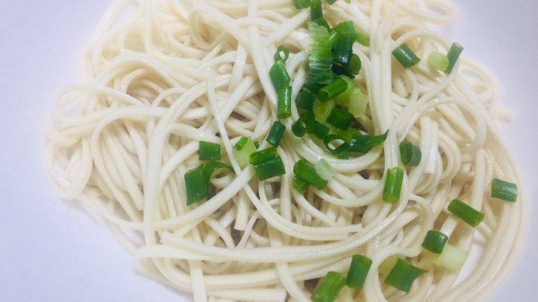 #一碗面条#红油椒香拌挂面,随便在冰箱找几颗葱,切碎了撒在面上
