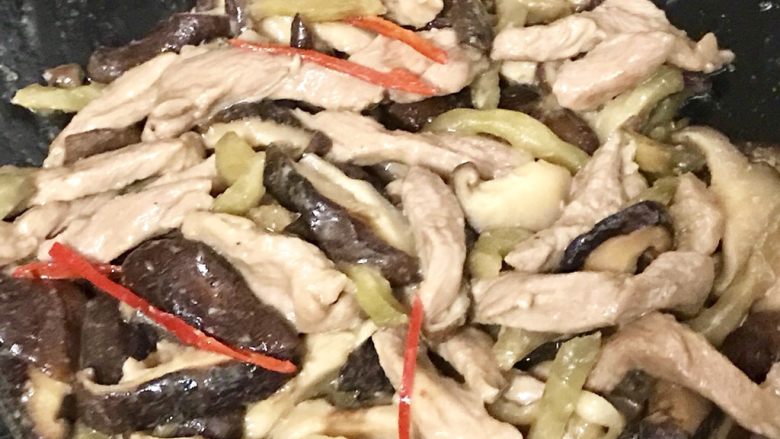 榨菜香菇炒肉丝,放入炸菜和小辣椒丝翻炒,同时可以根据榨菜咸度放入适量盐。