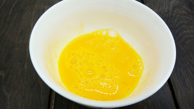 一碗面条+番茄鸡蛋粉,<a style='color:red;display:inline-block;' href='/shicai/ 9'>鸡蛋</a>磕碗里,用筷子顺着一个方向搅拌
