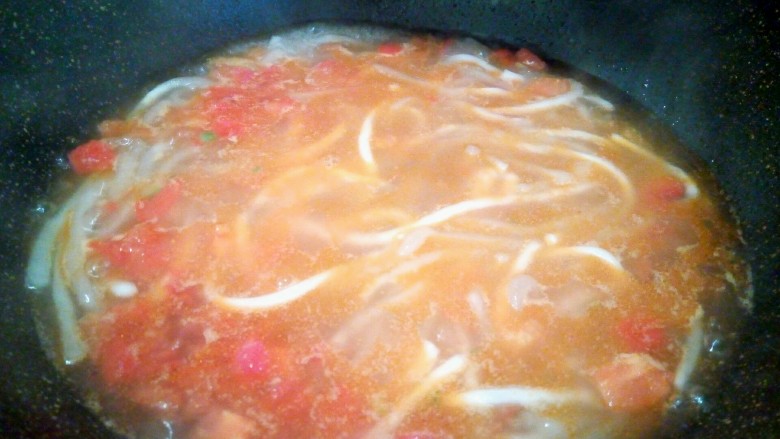 一碗面条+番茄鸡蛋粉,<a style='color:red;display:inline-block;' href='/shicai/ 4264'>土豆粉</a>洗一下,水开,下锅