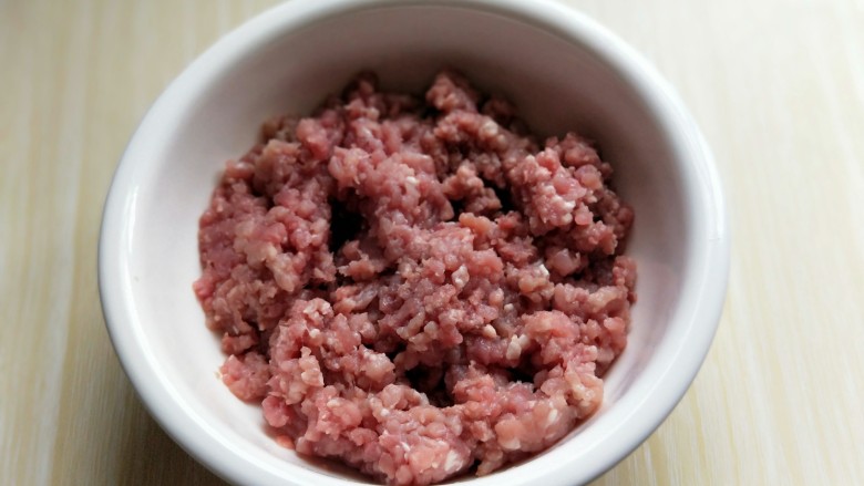 芹菜猪肉水饺,<a style='color:red;display:inline-block;' href='/shicai/ 10695'>肉糜</a>,我超市买的,让店员帮忙绞成肉馅的,这里不强调,自己剁,食用料理机都可以。