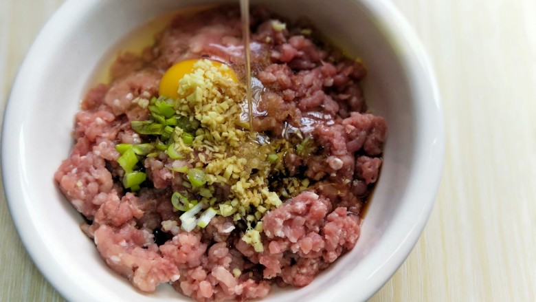 芹菜猪肉水饺,加入食用油。