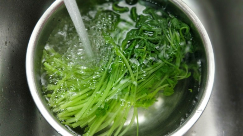 芹菜猪肉水饺,捞出后立即过冷水,捞出淋干水份。