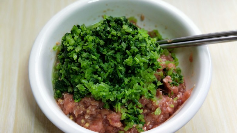 芹菜猪肉水饺,加入拌好的肉馅中，搅拌均匀。