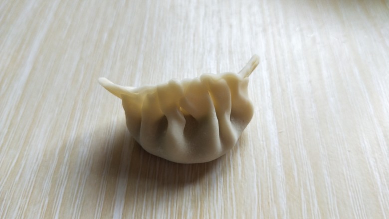 芹菜猪肉水饺,捏出皱褶,依次包完。