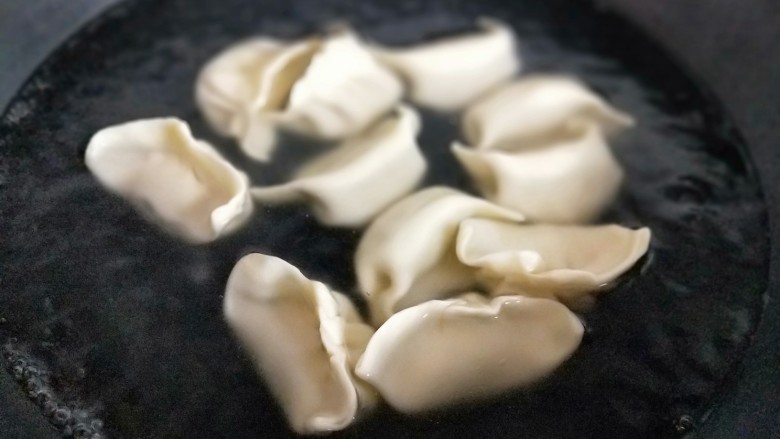 芹菜猪肉水饺,煮水饺喽~锅中加入水烧开后下水饺,东北有句话: (开锅煮皮,盖锅煮馅。)也就是说不盖盖子是煮皮,盖上盖子是煮馅。