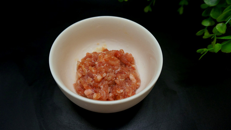 肉沫酱炒茄子,<a style='color:red;display:inline-block;' href='/shicai/ 429'>瘦肉</a>剁成肉糜,加入少许生抽,胡椒粉,生粉,食用油搅拌均匀腌制会儿