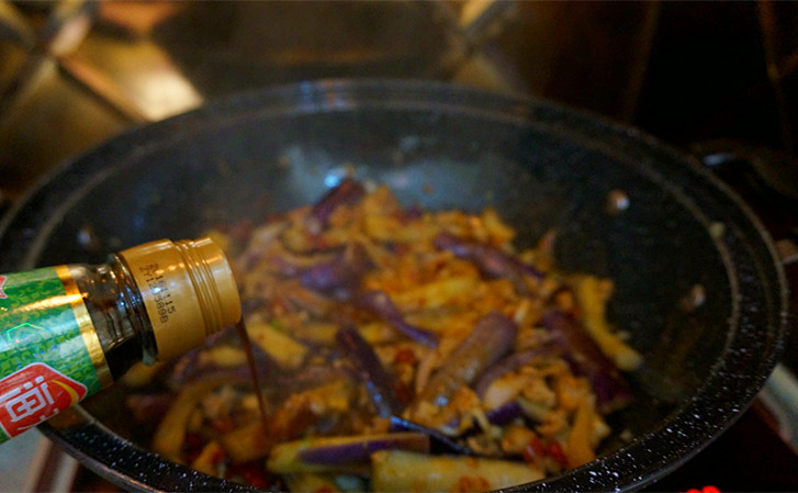 肉沫酱炒茄子,少许地蒸鱼鼓油,盐不需要了,这些都有咸度
然后就是一丢丢糖,少许鸡粉