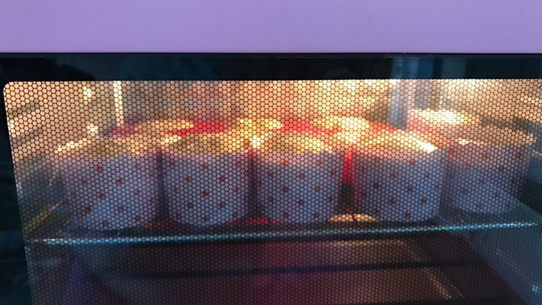 无油低卡香蕉蜂蜜蛋糕,放入预热好的烤箱中层上下火170度烤18分钟左右(看模具和纸杯大小调整时间)