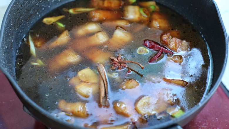 红烧肉炖鹌鹑蛋,添入热水没过锅中食材，投入八角和桂皮，大火煮开后改中小火炖煮30-40分钟