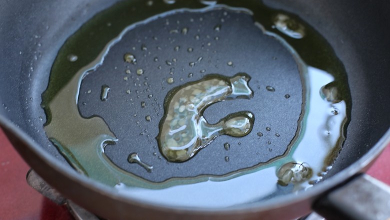 红烧肉炖鹌鹑蛋,锅中放适量食用油烧至五成热,放入冰糖小火慢慢炒至冰糖融化(也就是炒糖色)