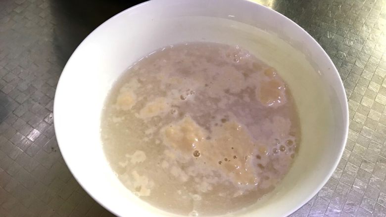 各种口味的南瓜花卷,十分钟后出现很多的泡沫,证明酵母活性很好
