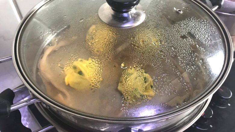各种口味的南瓜花卷,卷好的花卷放进蒸锅里,利用蒸汽进行二次发酵,十分钟后开火蒸15分,关火五分钟后再开盖子取出蒸好的花卷