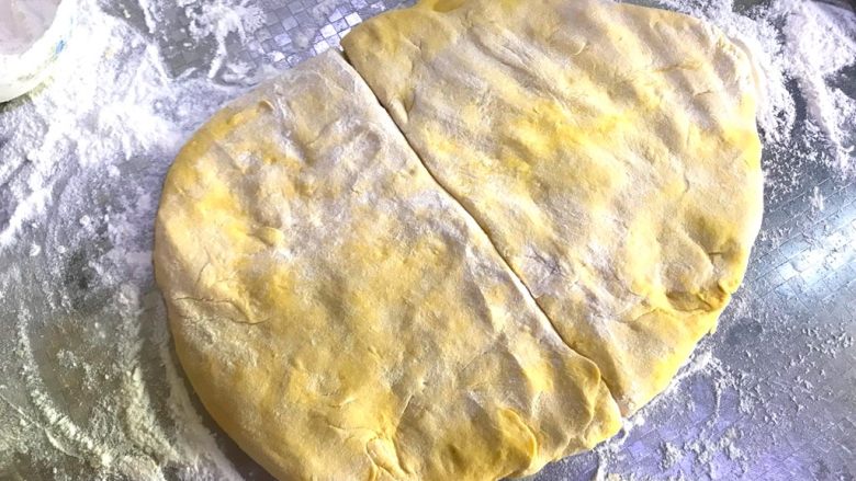 各种口味的南瓜花卷,取一块面团用手压一下排气,分成两份
