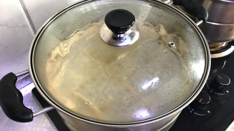 各种口味的南瓜花卷,这时候把蒸锅里添上水,放上浸湿的布,开火把水烧开关火