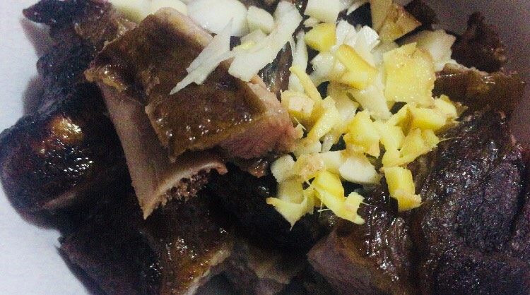 传统树熏剁椒豆鼓蒸腊排骨,煮好后记得要清洗一下,然后呢改刀切成小块,倒入<a style='color:red;display:inline-block;' href='/shicai/ 37'>姜</a>蒜末