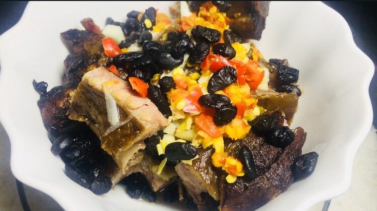 传统树熏剁椒豆鼓蒸腊排骨,已经蒸好啦,大概25分钟左右,特别的腊香!