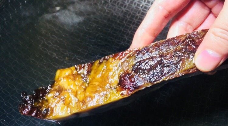 传统树熏剁椒豆鼓蒸腊排骨,看得到排骨表面的树熏痕迹吗?这样做出来的腊排骨一股香味,特别的香