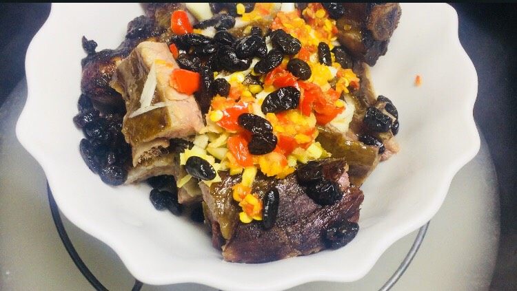 传统树熏剁椒豆鼓蒸腊排骨,我这里是直接在煮米饭的时候架在上面一起整了!