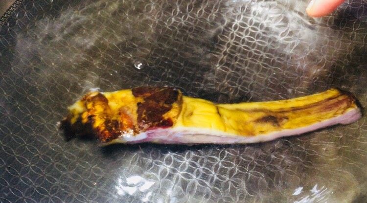 传统树熏剁椒豆鼓蒸腊排骨,冷水下锅,这里一定要煮,煮5分钟,因为当初腌制的时候放了很多盐,需要把盐味煮催出来一些