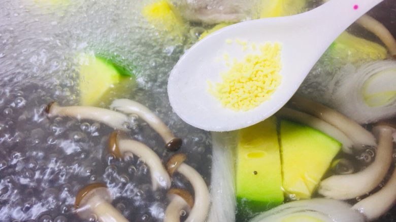 #一碗面条#三鲜森林蘑菇肉丝面,水开后煮5分钟,蘑菇开始变软,加入盐和<a style='color:red;display:inline-block;' href='/shicai/ 756'>鸡精</a>