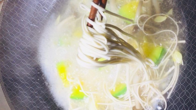 #一碗面条#三鲜森林蘑菇肉丝面,宝宝吃的面条我会煮的久一些,软烂一些好吸收!