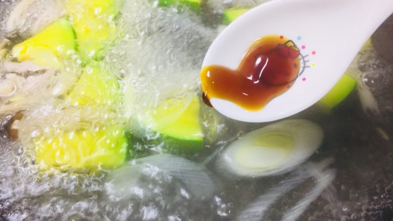 #一碗面条#三鲜森林蘑菇肉丝面,加入一点点<a style='color:red;display:inline-block;' href='/shicai/ 721'>蚝油</a>,想要清汤的味道,没有尝试用生抽