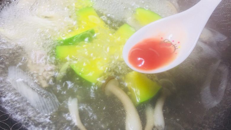 #一碗面条#三鲜森林蘑菇肉丝面,加入一点点<a style='color:red;display:inline-block;' href='/shicai/ 699'>番茄酱</a>,一点点味道不大,但会让宝宝更加开胃