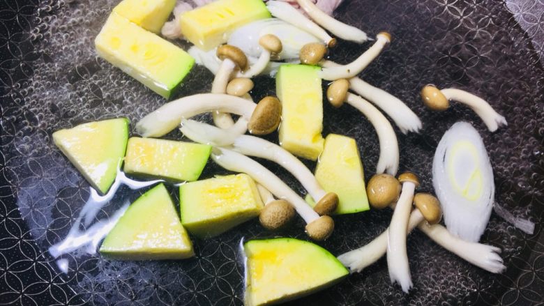 #一碗面条#三鲜森林蘑菇肉丝面,冷水下节瓜,肉丝,蘑菇,葱段下锅