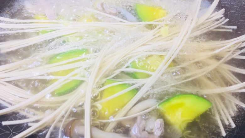 #一碗面条#三鲜森林蘑菇肉丝面,记得要播散,不然在一块会变硬不好煮熟