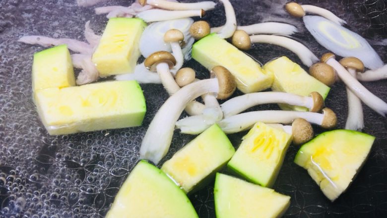 #一碗面条#三鲜森林蘑菇肉丝面,加入一点点料酒,只需要约红枣大小的水量