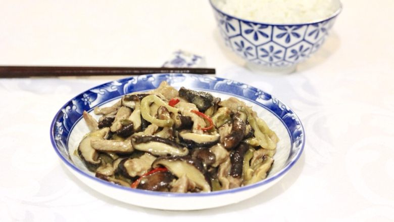 榨菜香菇炒肉丝,装盆,配饭佐粥都可以。