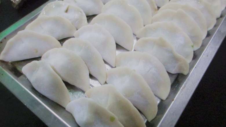 猪肉白菜水饺,包饺子,可根据自己喜欢,包成各种形状;同时坐锅烧水