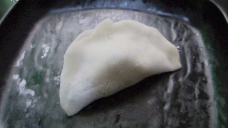 猪肉白菜水饺,对折,中间捏紧,两只手的虎口分别捏紧两边,饺子就挤好了