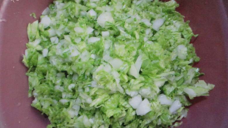 猪肉白菜水饺,<a style='color:red;display:inline-block;' href='/shicai/ 114'>白菜</a>剁碎,剁的时候放少许盐,挤出水份,留一些挤出的水份