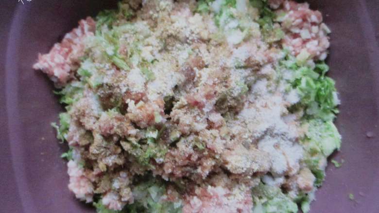 猪肉白菜水饺,然后打一个鸡蛋,倒入适量淀粉,搅拌均匀(放淀粉是让肉更嫩些)适量即可,最后盐,酱油、糖、五香粉、胡椒粉和少许香油搅匀,馅就和好了