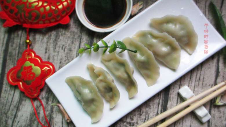 猪肉白菜水饺,可依据个人口味蘸醋蘸辣椒油，享受美味