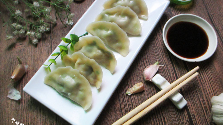 猪肉白菜水饺,没有白菜的话，用包菜也是可以的，做成包菜肉卷，那绝对让你吃了一个还想吃。