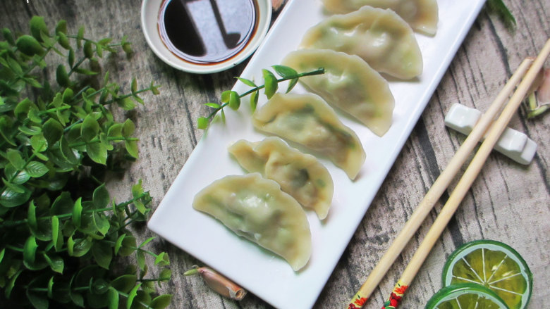 猪肉白菜水饺,可依据个人口味蘸醋蘸辣椒油，享受美味