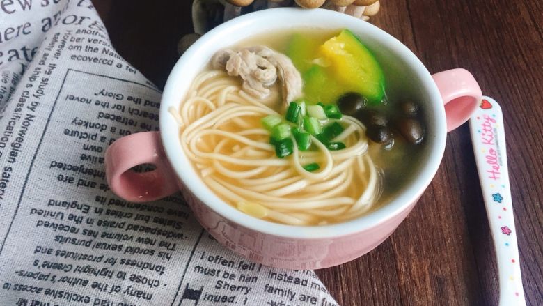 #一碗面条#三鲜森林蘑菇肉丝面,食材虽然不多,但是汤汁清甜,营养也好吸收!