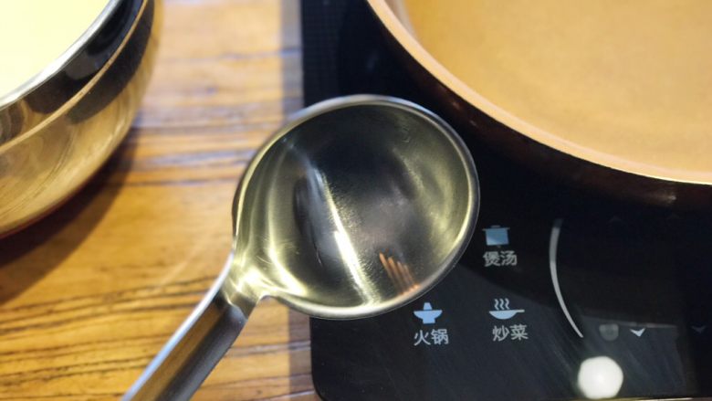 Pancake•摊一盘甜香可口的原味松饼吧,准备一支大小合适的勺子,不粘锅小火加热。