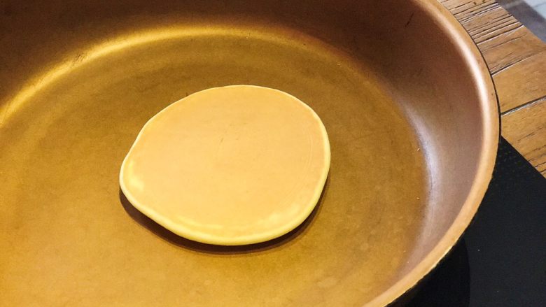 Pancake•摊一盘甜香可口的原味松饼吧,此时翻面的松饼,受热及上色都较均匀,可以保证它的颜值哦。
依次做完所有的松饼,手法熟练的情况下,也可以同时放多几张饼一起制作,可以节省不少的时间呢~