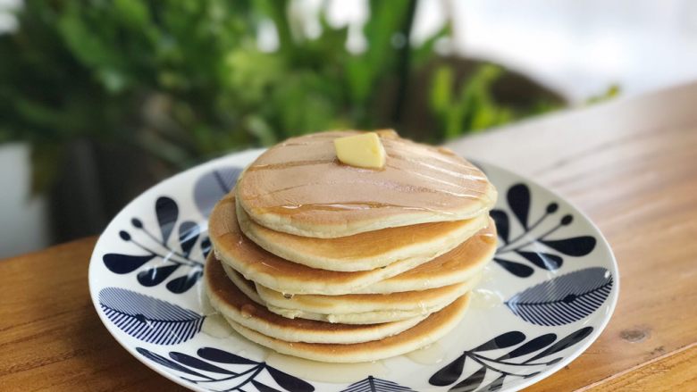 Pancake•摊一盘甜香可口的原味松饼吧,松饼全部做好后，在松饼表面淋上<a style='color:red;display:inline-block;' href='/shicai/ 865'>蜂蜜</a>，并放上一块<a style='color:red;display:inline-block;' href='/shicai/ 887'>黄油</a>增加它的香气。