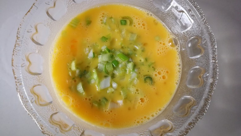 #一碗面条#鸡蛋面(黄豆酱版),加入适量葱花,搅拌均匀。