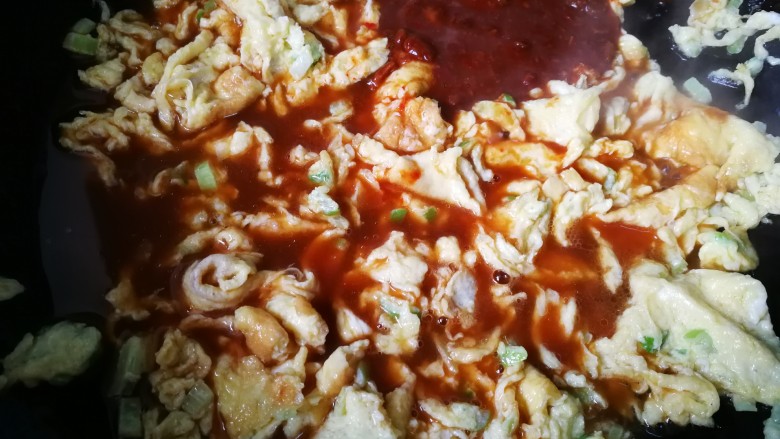 #一碗面条#鸡蛋面(黄豆酱版),鸡蛋快炒熟时,倒入黄豆酱汁。