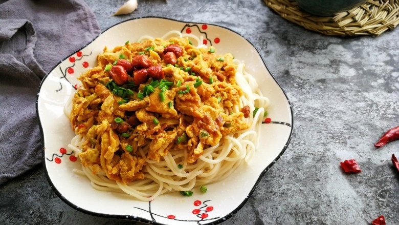 #一碗面条#鸡蛋面(黄豆酱版),成品。在配碗煮面条的汤喝。