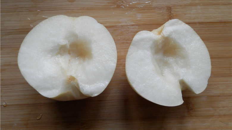 雪梨糯米豆浆,梨子对半切开,去核。