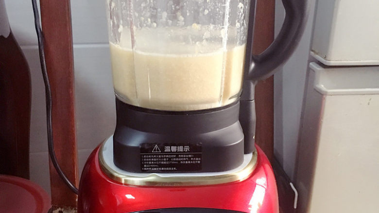 雪梨糯米豆浆,破壁机将黄豆彻㡳破壁,打得粉碎,营养全淅出。