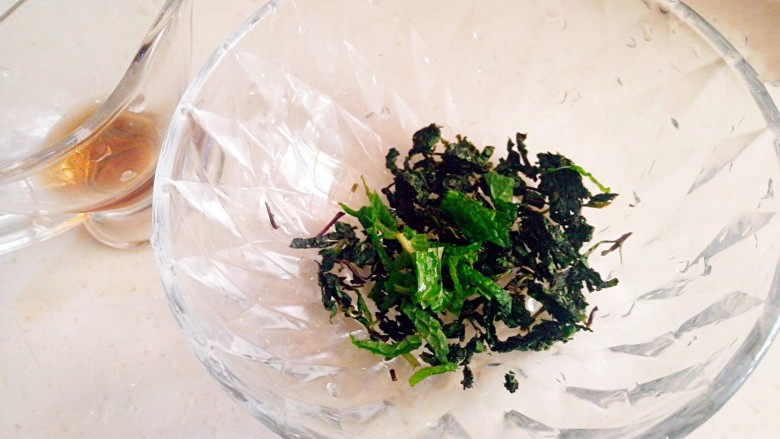 一碗面条~泰式鲜虾拌面,调制料汁~小碗中放入薄荷碎